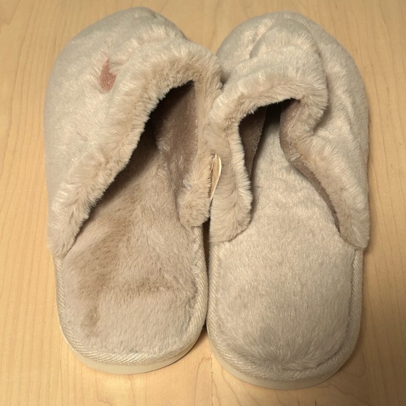 Cozy Heart Slippers - Picture 5 of 6